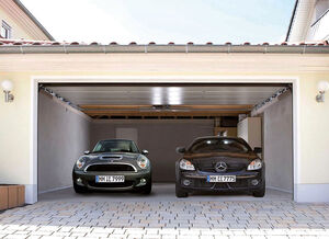 Blick in eine geöffnete Garage mit zwei Autos darin