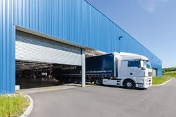 [Translate to Schweiz:] Doppelrolltore XXL im ELVIS Truckport