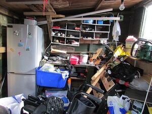Blick in eine unaufgeräumte vollgestellte Garage