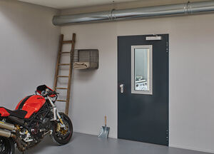 Eine Feuerschutztür als Durchgang von der Garage ins Haus