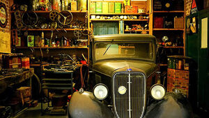 Garage mit Werkzeugen und Oldtimer